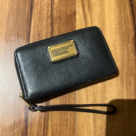 Marc Jacobs Handbags - Marc Jacobs Wallet Wristlet